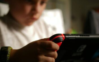 Inggris Kaji Larangan Penjualan Smartphone untuk Anak Dibawah 16 Tahun