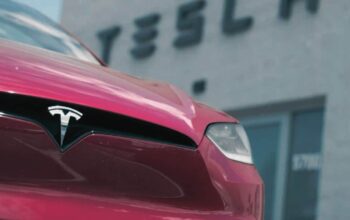Tesla Turunkan Harga Mobilnya di China